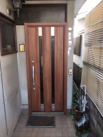 【八王子いちょうホール通り店】木製ドアをカバー工法（日野市）
