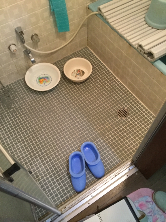 水栓が壊れ、床が冷たいお風呂